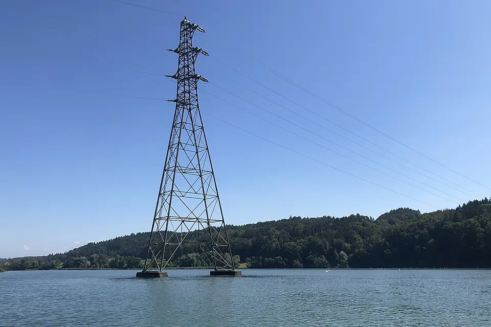 Gittermast einer Hochspannungsleitung im Wohlensee