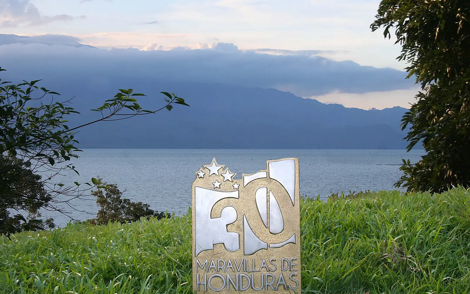 Lago de Yojoa on 1 January 2000