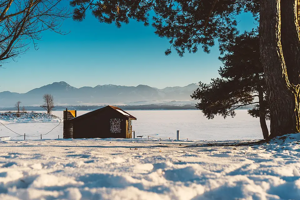 Cabin near Liptovska Mara, Slovkia (Unsplash)
