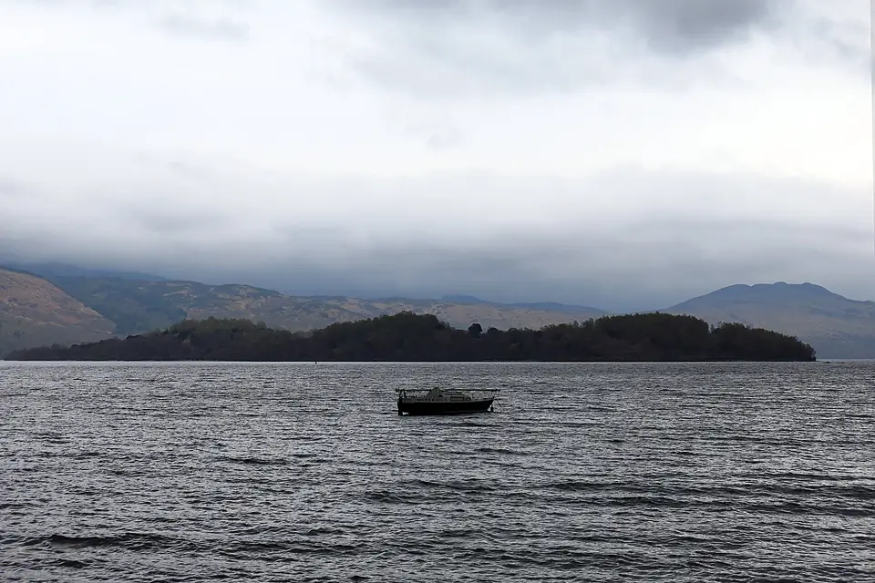07 Loch Lomond des de l'embarcador de Luss, al fons l'illa d'Inchlonaig