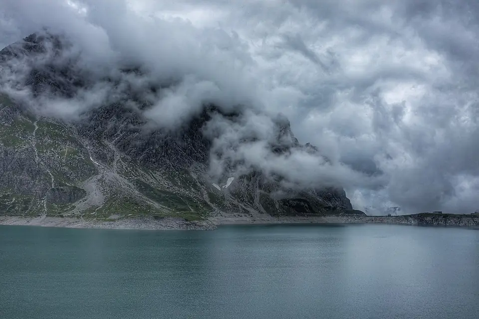 Calm and Cloudy in Lünersee (Unsplash)