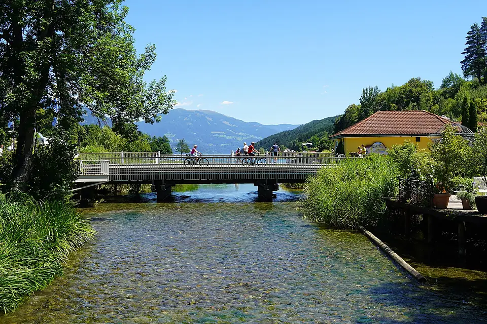 Abfluss des Millstätter Sees im Ort Seeboden