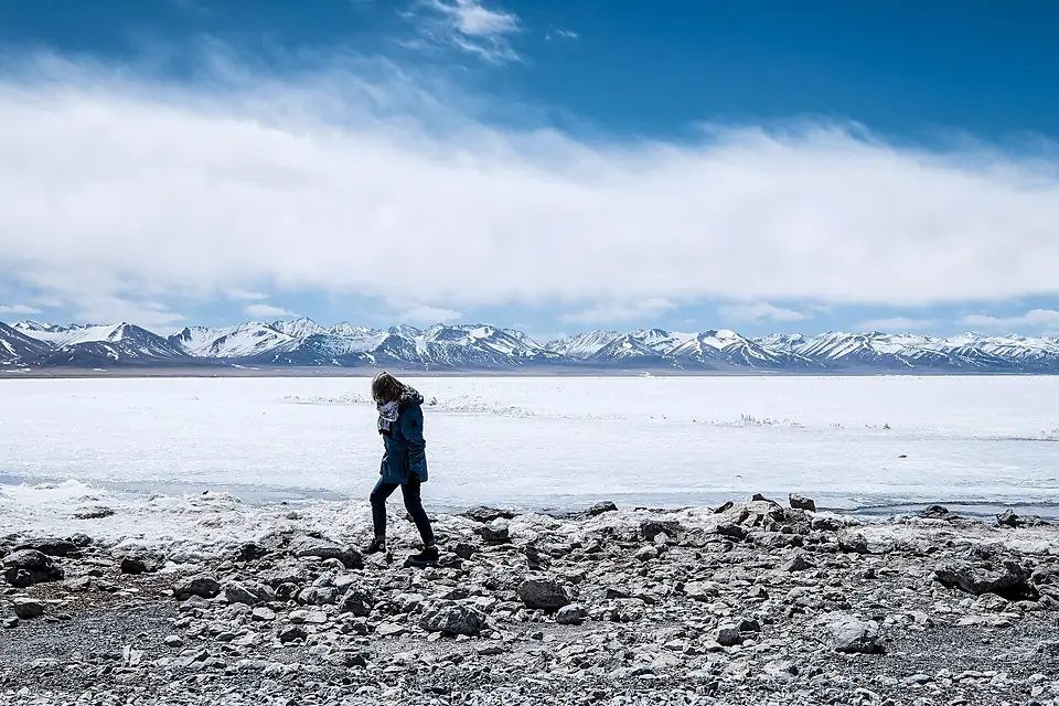 First time step on the ice lake (Unsplash)