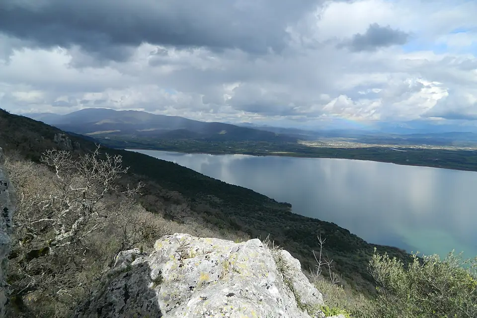 .Η ΛΙΜΝΗ ΟΖΕΡΟΣ ΑΠΟ ΤΑ ΑΚΑΡΝΑΝΙΚΑ ΟΡΗ