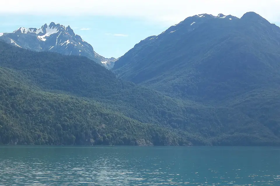 Cerro Aguja Sur desde el Lago Puelo