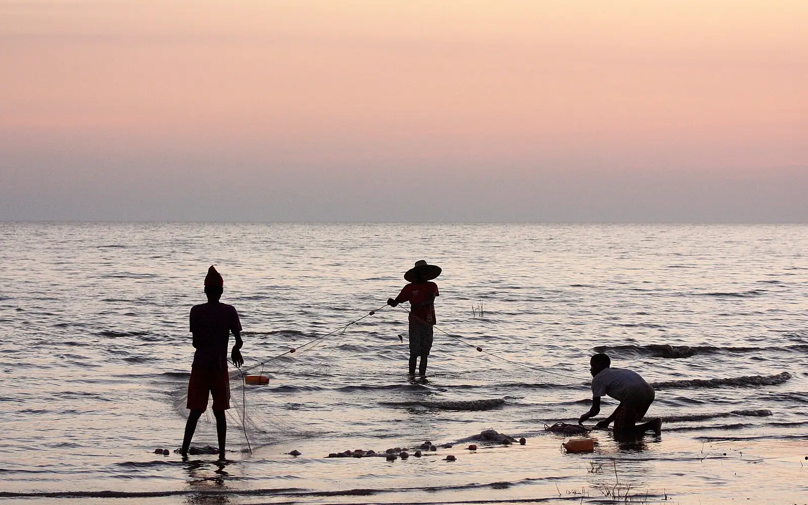 Fisherman net fishing (cropped, rotated 1.5°deg)