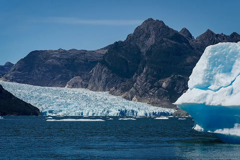 Glaciar San Rafael y témpano en la laguna