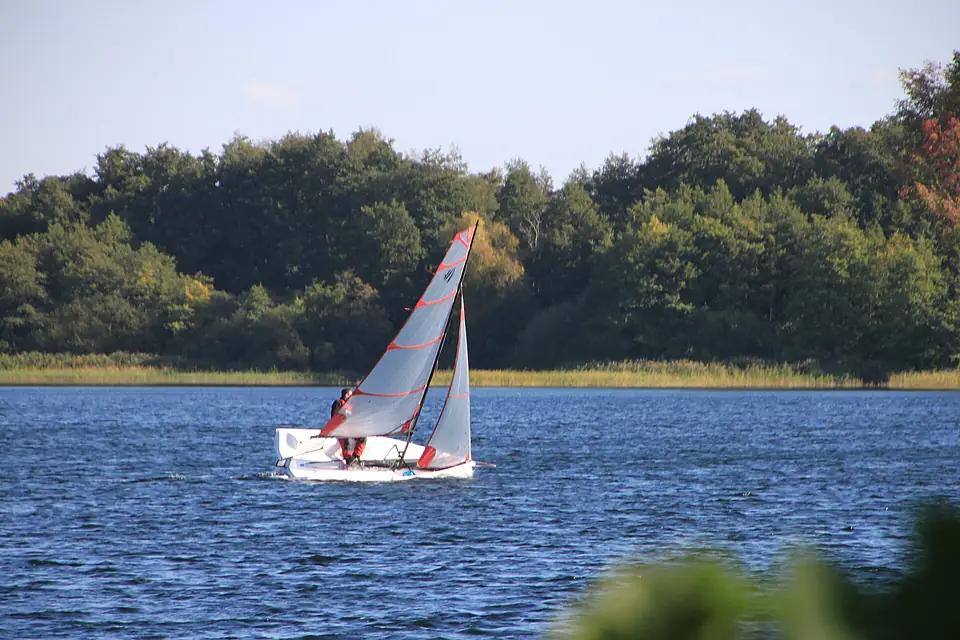 2025-10-03 Zarrentin (214)- Segelboot auf dem Schaalsee in Zarrentin