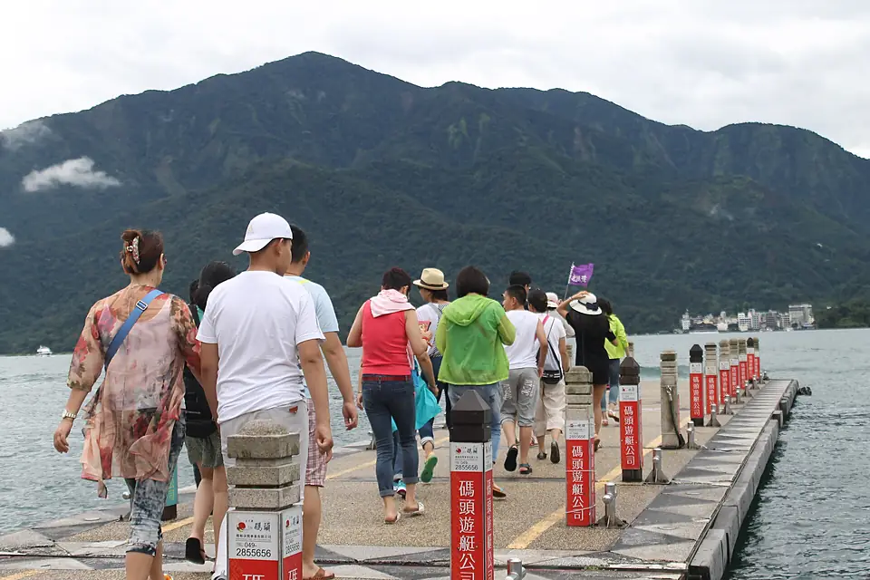 Group of tourists at the pier of Lalu Island 20150719