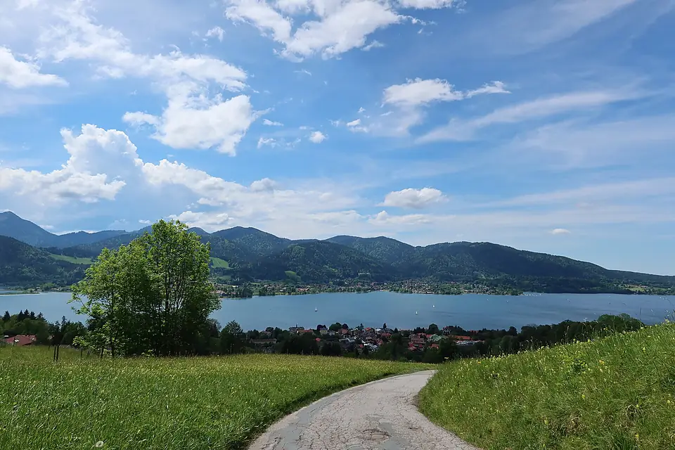 Auerweg mit Tegernsee im Hintergrund Bild 1 2024-05-20