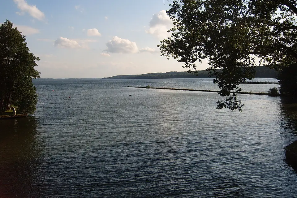 Jezioro Tollensee, Neubrandenburg, widok z mostka - panoramio