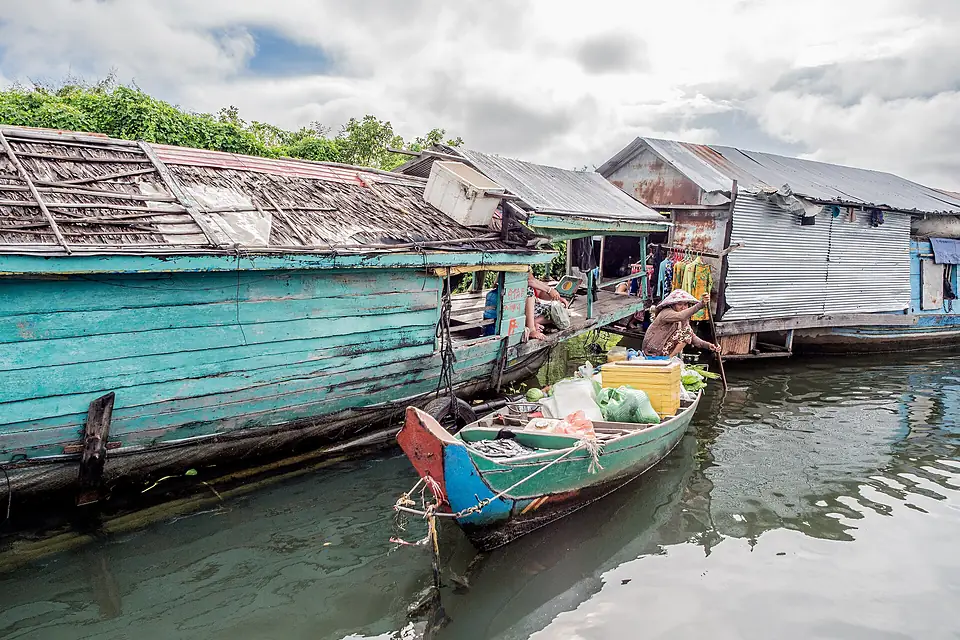 Ambulant grocery store Tonle Sap Lake Cambodia (15789958486)