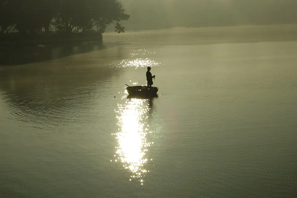 Fishing at Ulsoor lake (cropped)