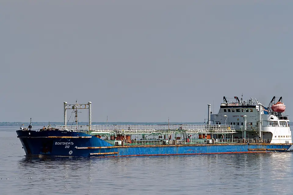 Volga. Tanker Volgoneft-212 P5161005 2200