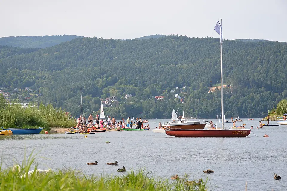 02026 0780 Sailing boats and beachgoers at Żywieckie Lake